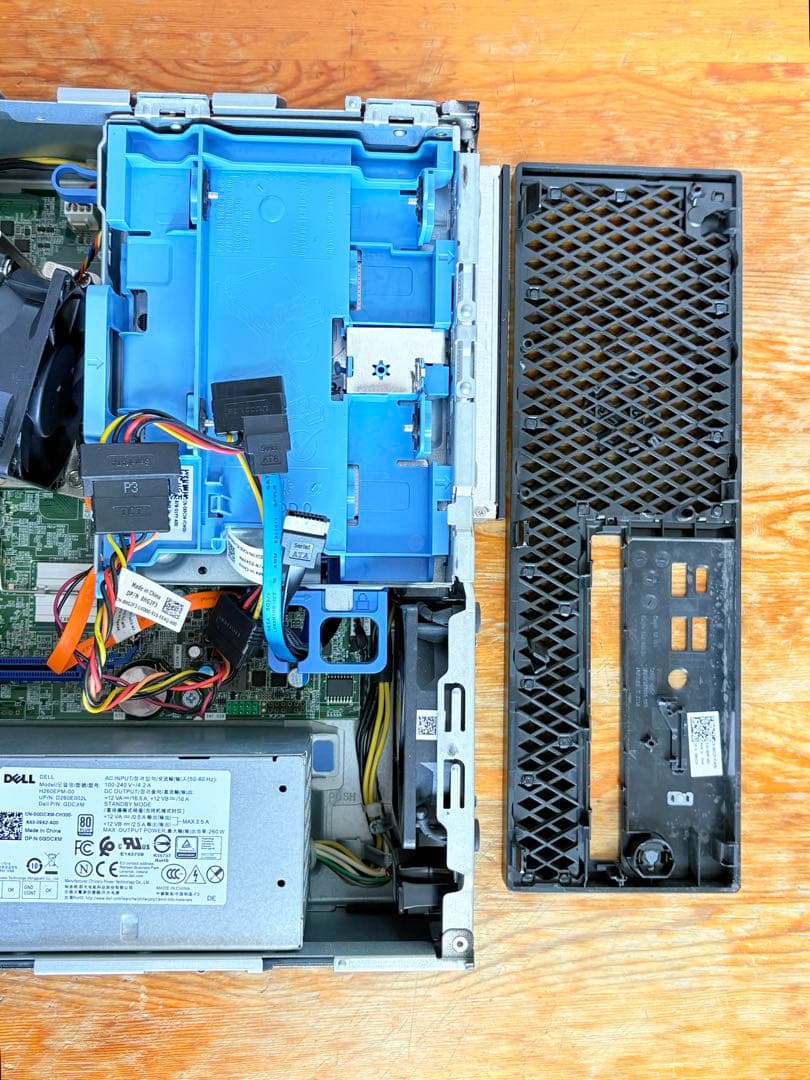 ベアボーン状態のDell Precision 3430／Xeon E-2174G