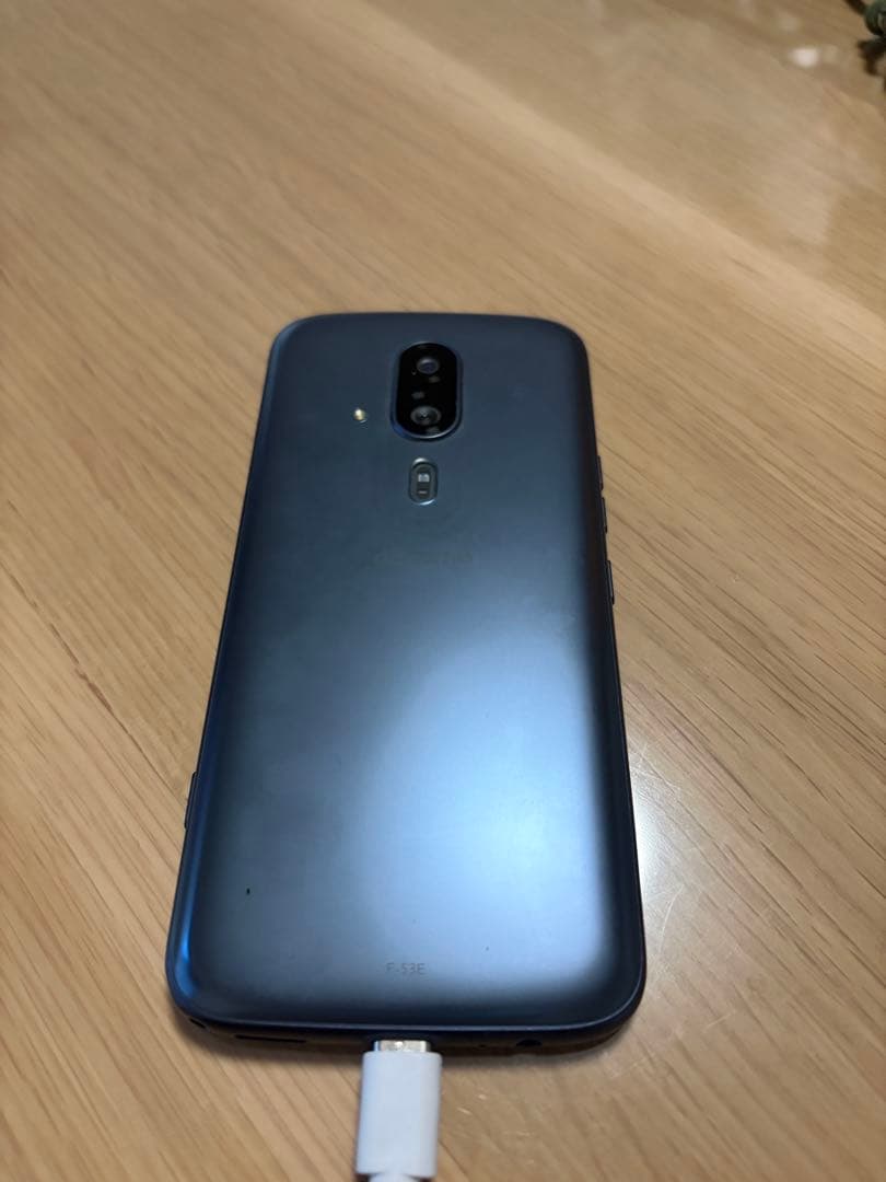 グレー スマートフォン デュアルカメラF-53Eラクラクスマートフォン