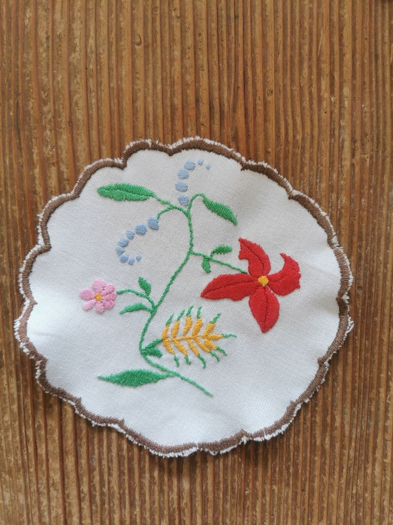 アンティーク ハンガリー 手縫いの草花カロチャ刺繍 スカラップドイリー２枚セット