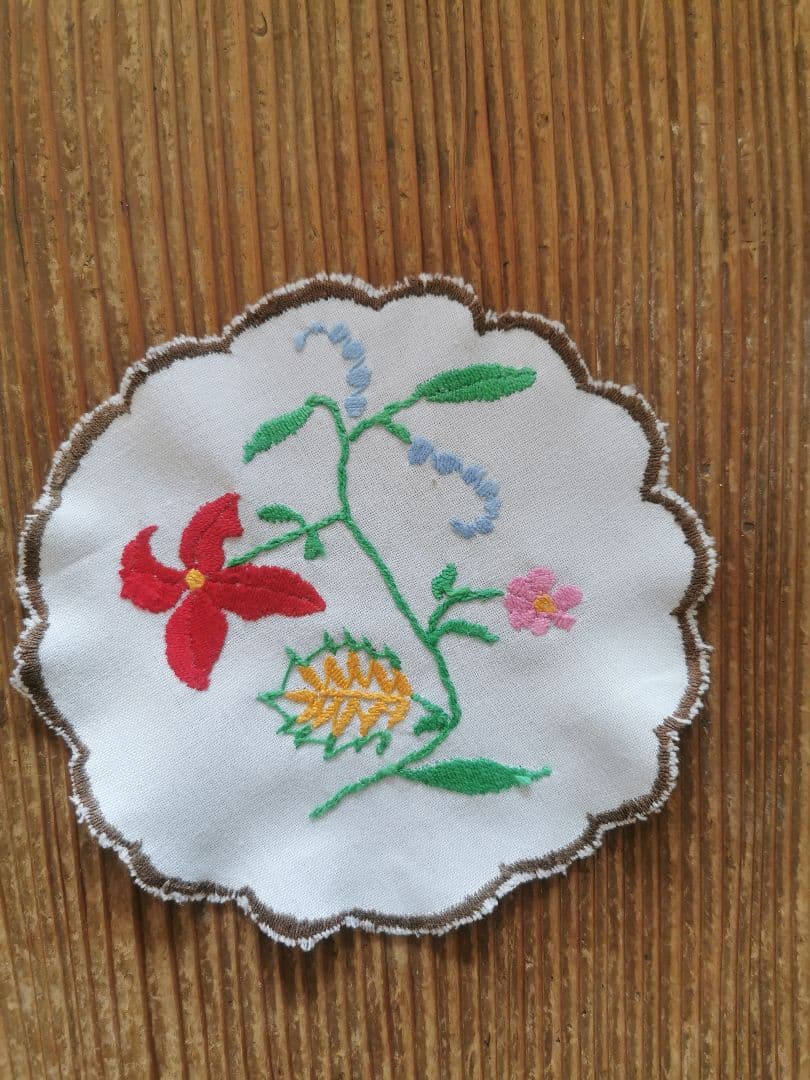 アンティーク ハンガリー 手縫いの草花カロチャ刺繍 スカラップドイリー２枚セット