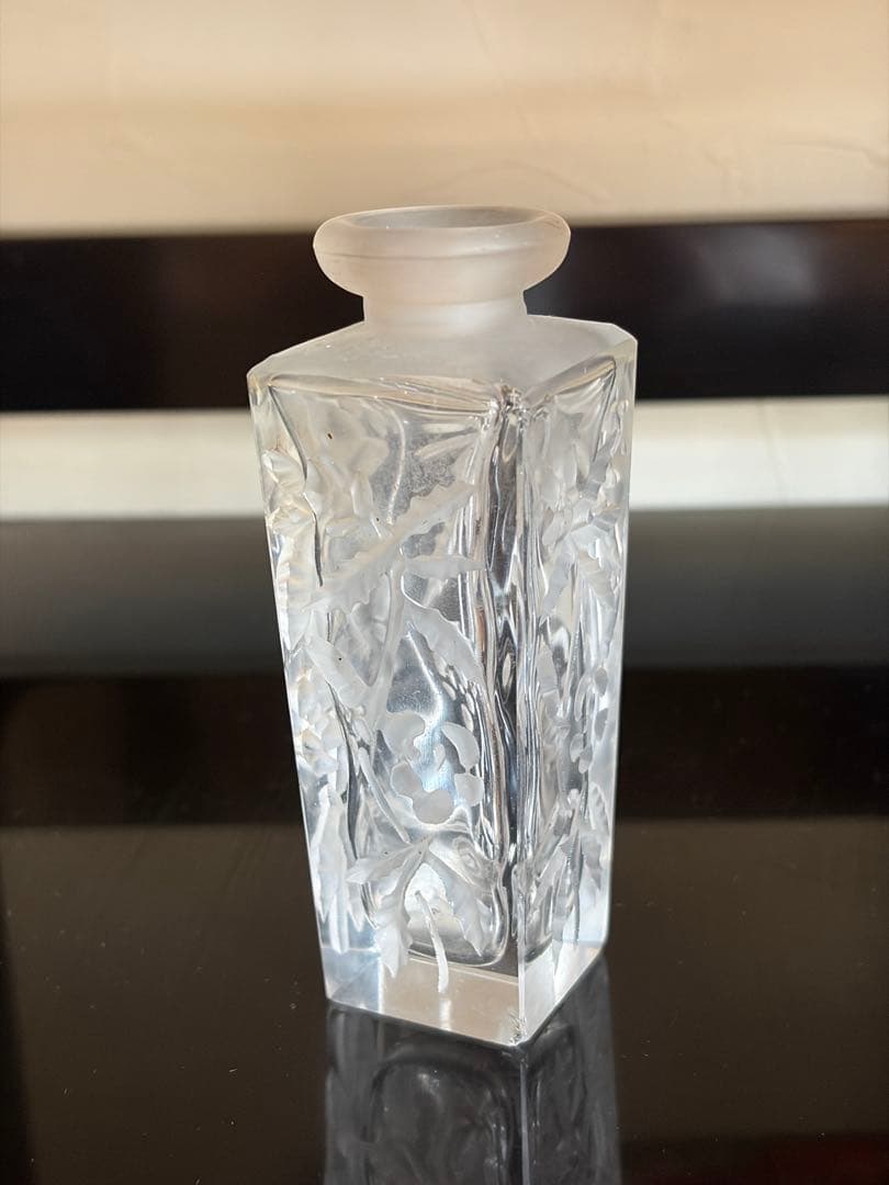 【名家蔵出し 生出し品】 アンティーククリスタルガラス 四角形ボトル 花模様