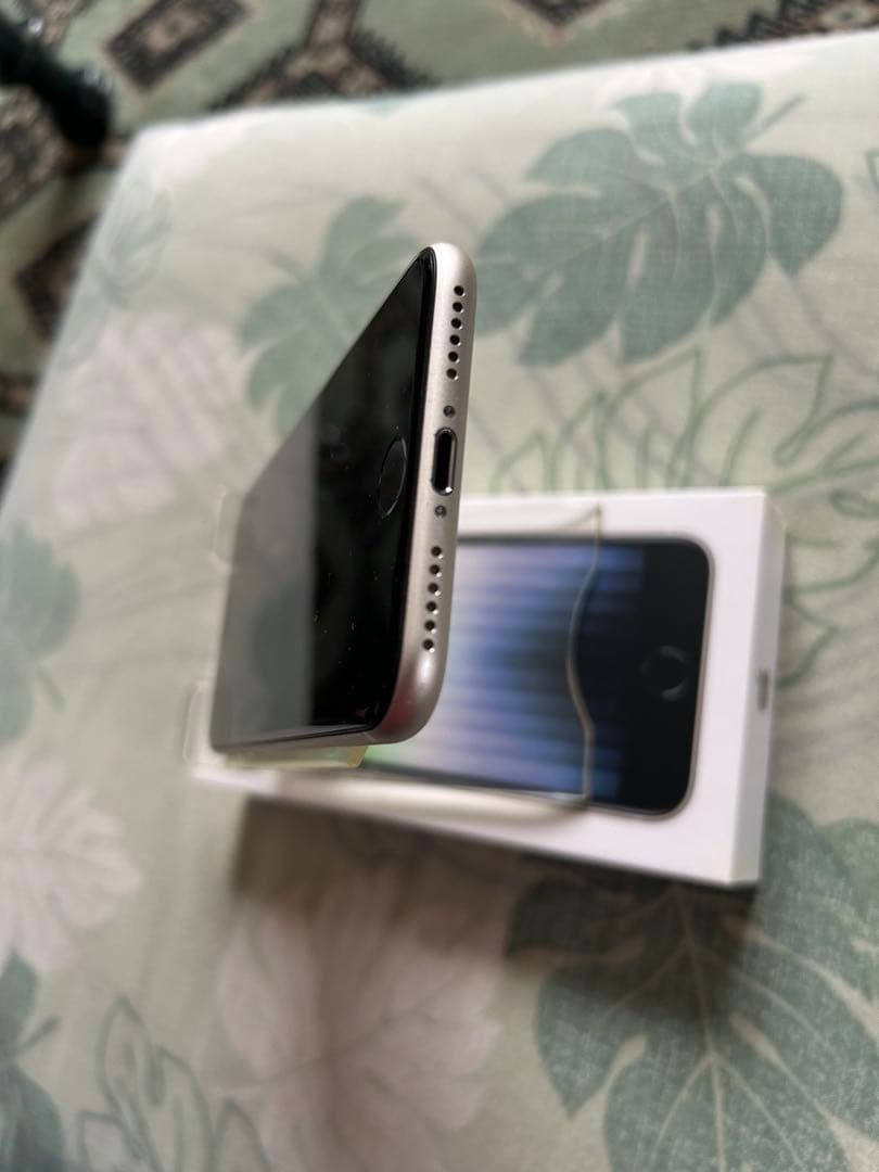 Apple iPhone SE第3世代128GBスターライト