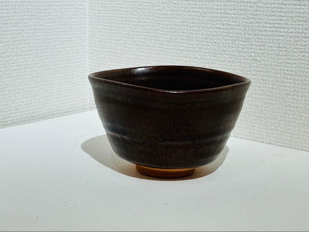 【寺田美山 作「鉄釉茶碗（銘：車）」木箱入り 美濃焼 黒い茶碗 扇子模様