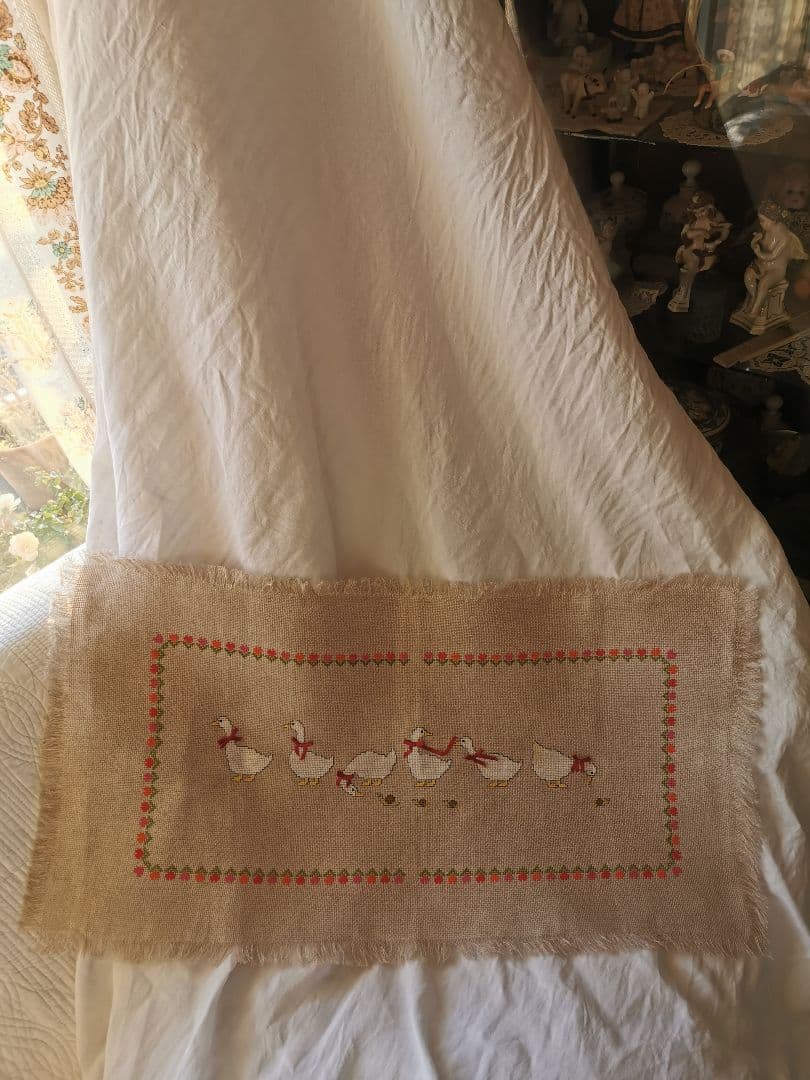 ヴィンテージフランス 赤リボンアヒルと蝸牛の行進 手刺繍クロスステッチ 麻クロス
