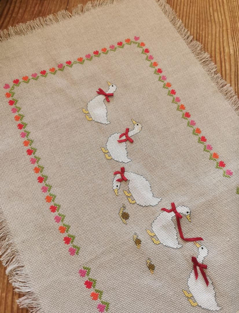 ヴィンテージフランス 赤リボンアヒルと蝸牛の行進 手刺繍クロスステッチ 麻クロス