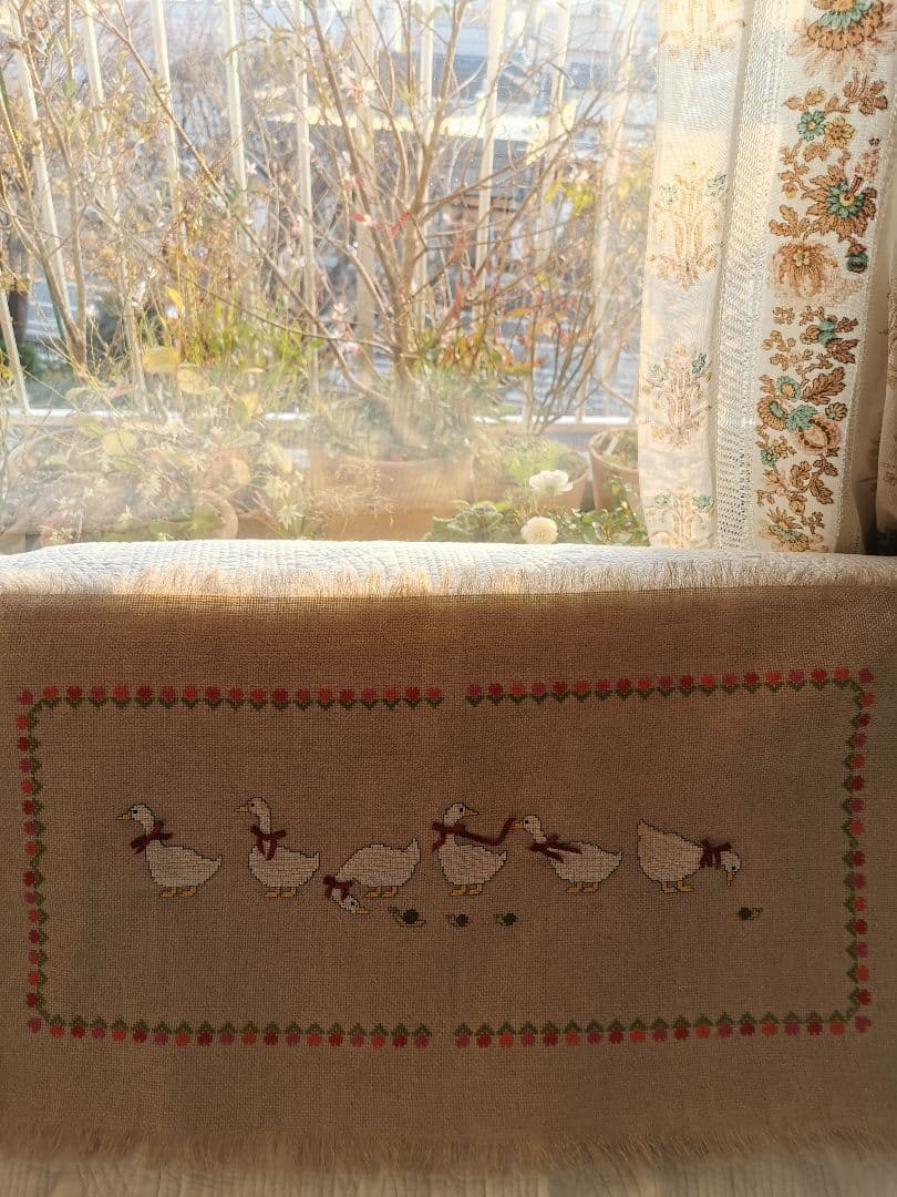ヴィンテージフランス 赤リボンアヒルと蝸牛の行進 手刺繍クロスステッチ 麻クロス