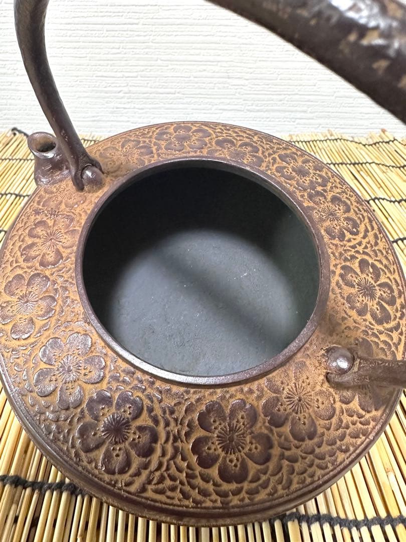 新品、未使用、木箱、栞付　菊池保寿堂造 丸平形　総桜文様　一級品　南部鉄瓶
