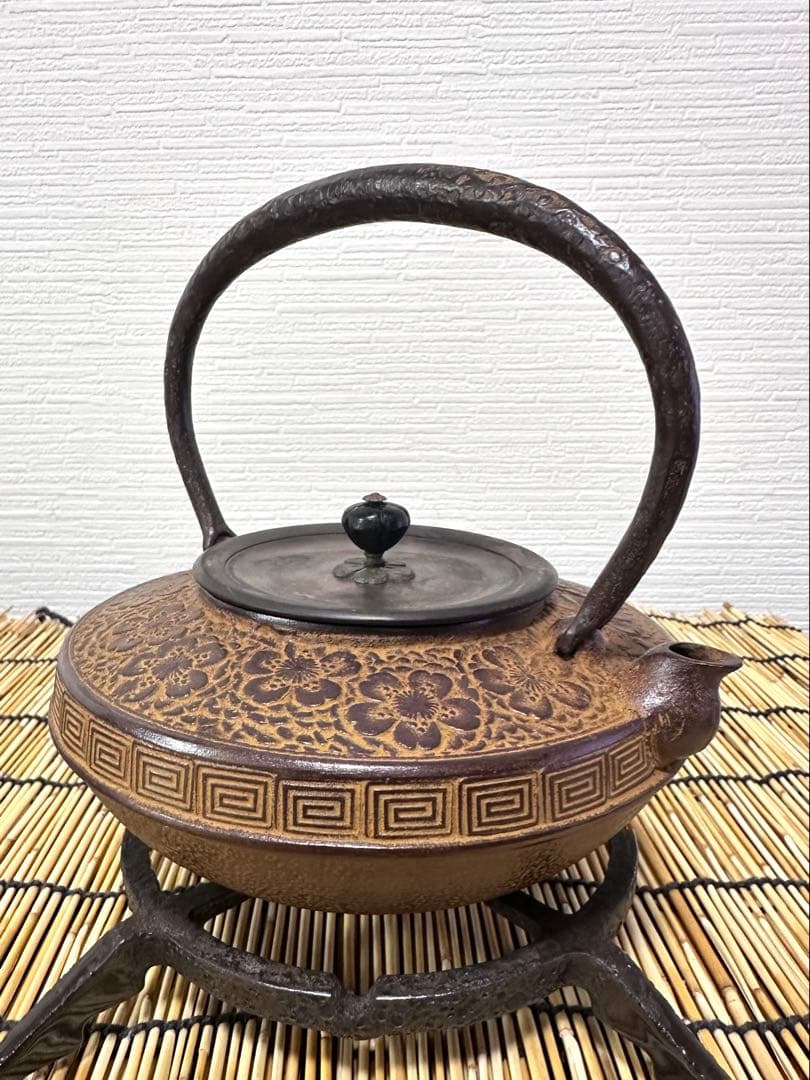 新品、未使用、木箱、栞付　菊池保寿堂造 丸平形　総桜文様　一級品　南部鉄瓶