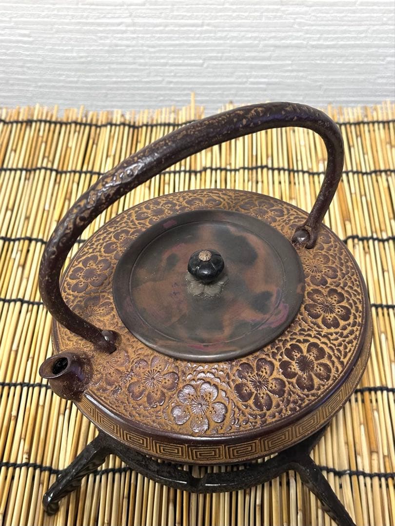 新品、未使用、木箱、栞付　菊池保寿堂造 丸平形　総桜文様　一級品　南部鉄瓶