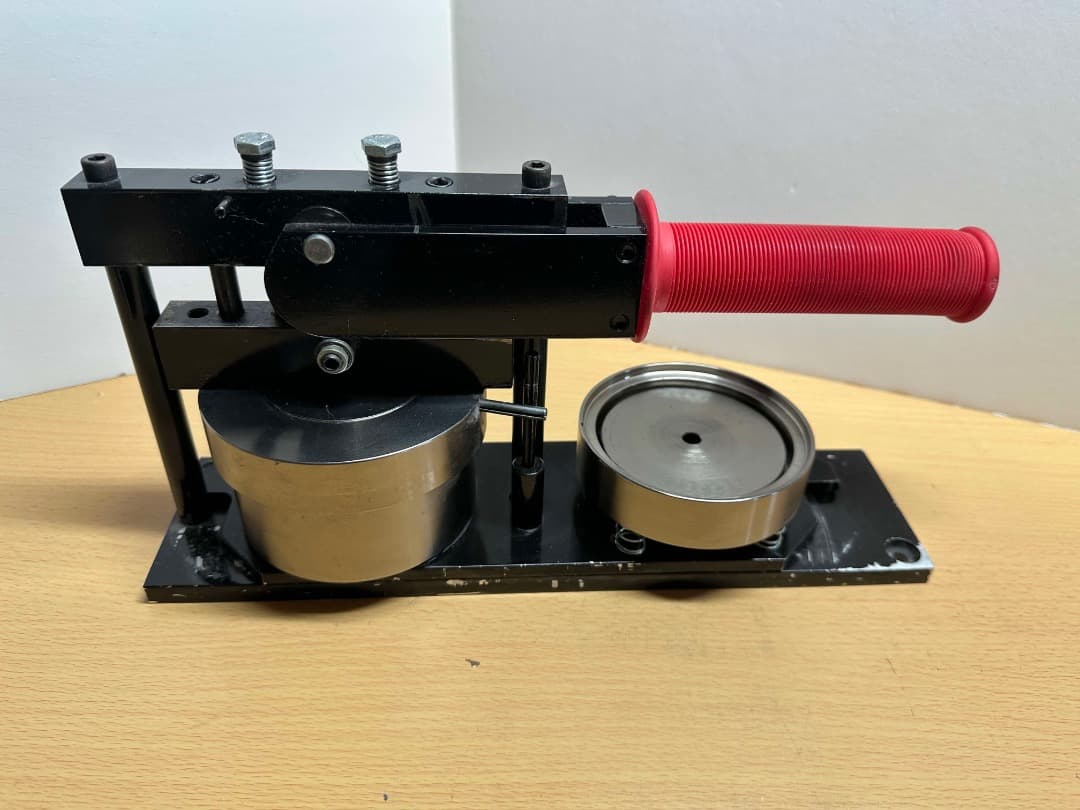 バッジマンネット76mmサイズ缶バッジマシン+パーツ約200個付き中古