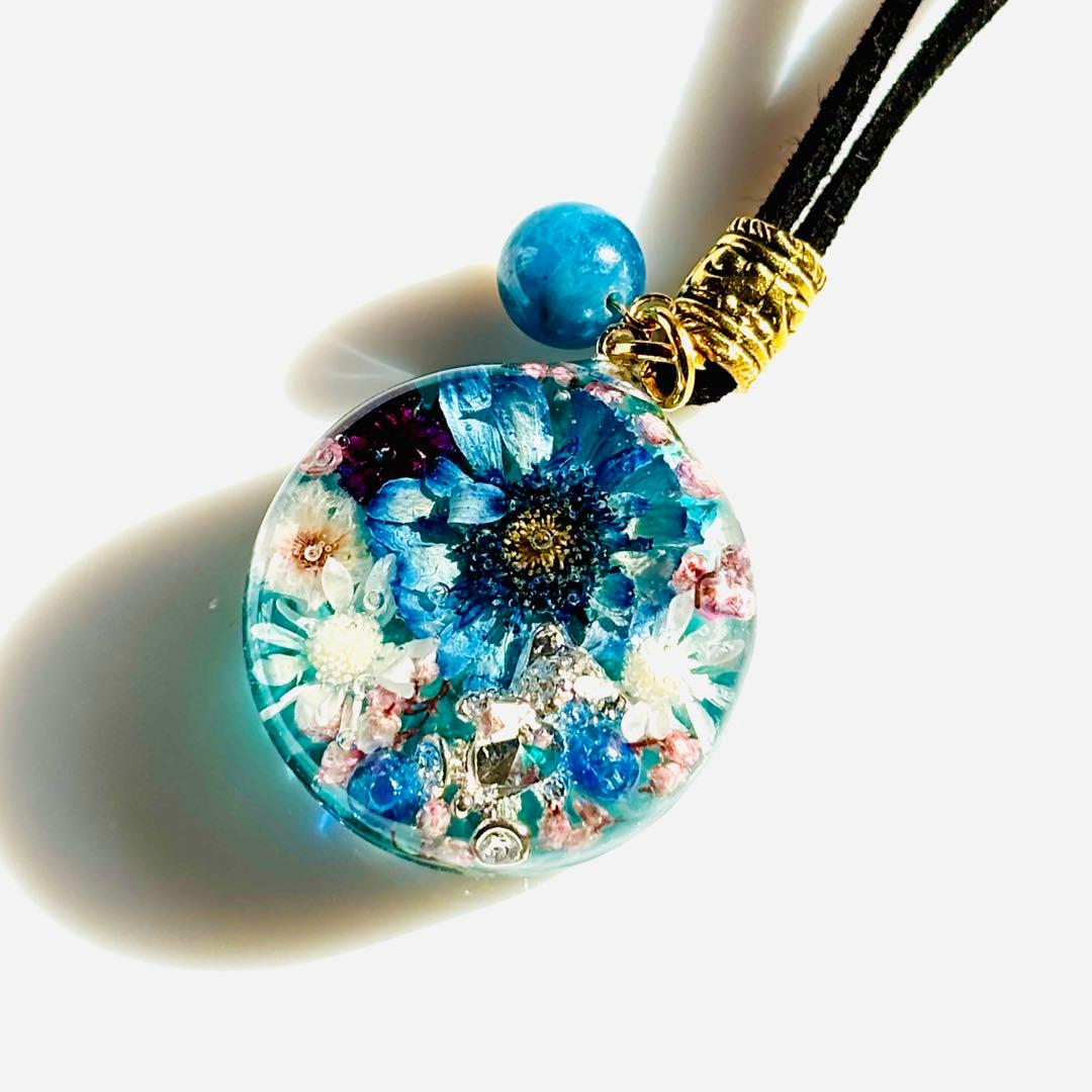No.1222ハンドメイド☆マトリカリアクリスタルベア☆フラワーレジンネックレス