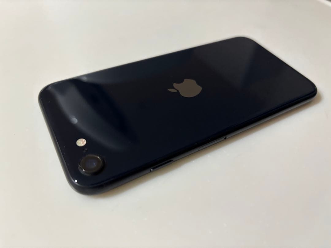iPhoneSE3 64GB 中古品　スマホケース、充電器付き