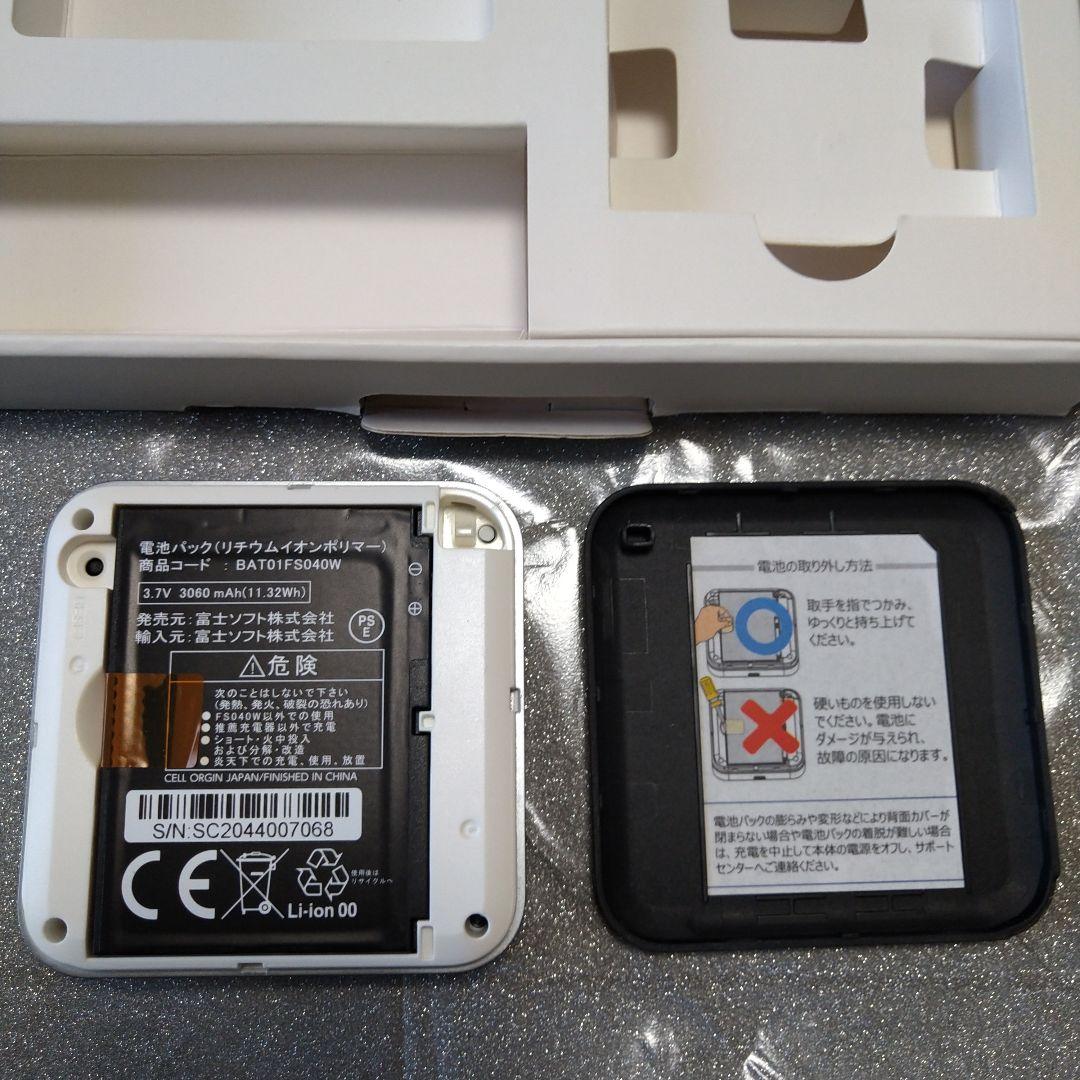 ①FUJISOFT モバイルルーター FS040W　　ケースつき