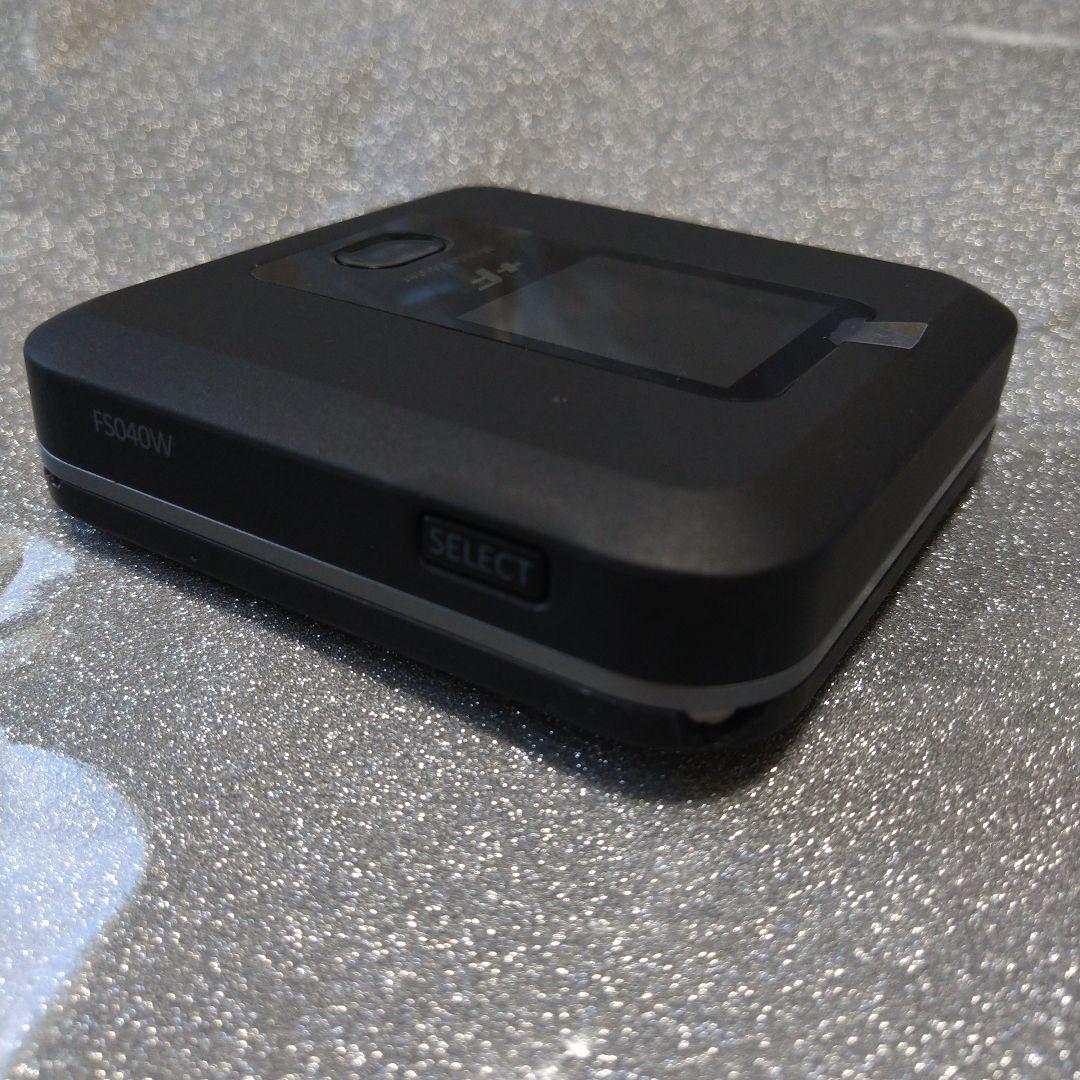 ①FUJISOFT モバイルルーター FS040W　　ケースつき