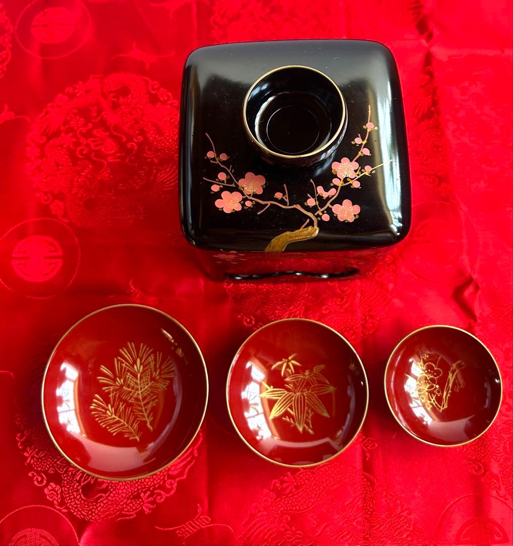 【未使用】屠蘇器 四つ揃 本松クリ足 金泥 螺鈿 松竹梅 金銀蒔絵 骨董 箱入