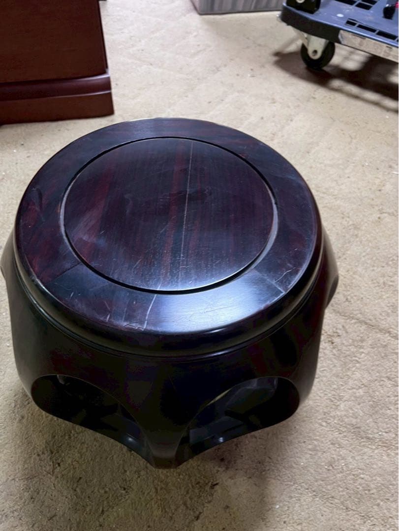 黒い木製丸型椅子