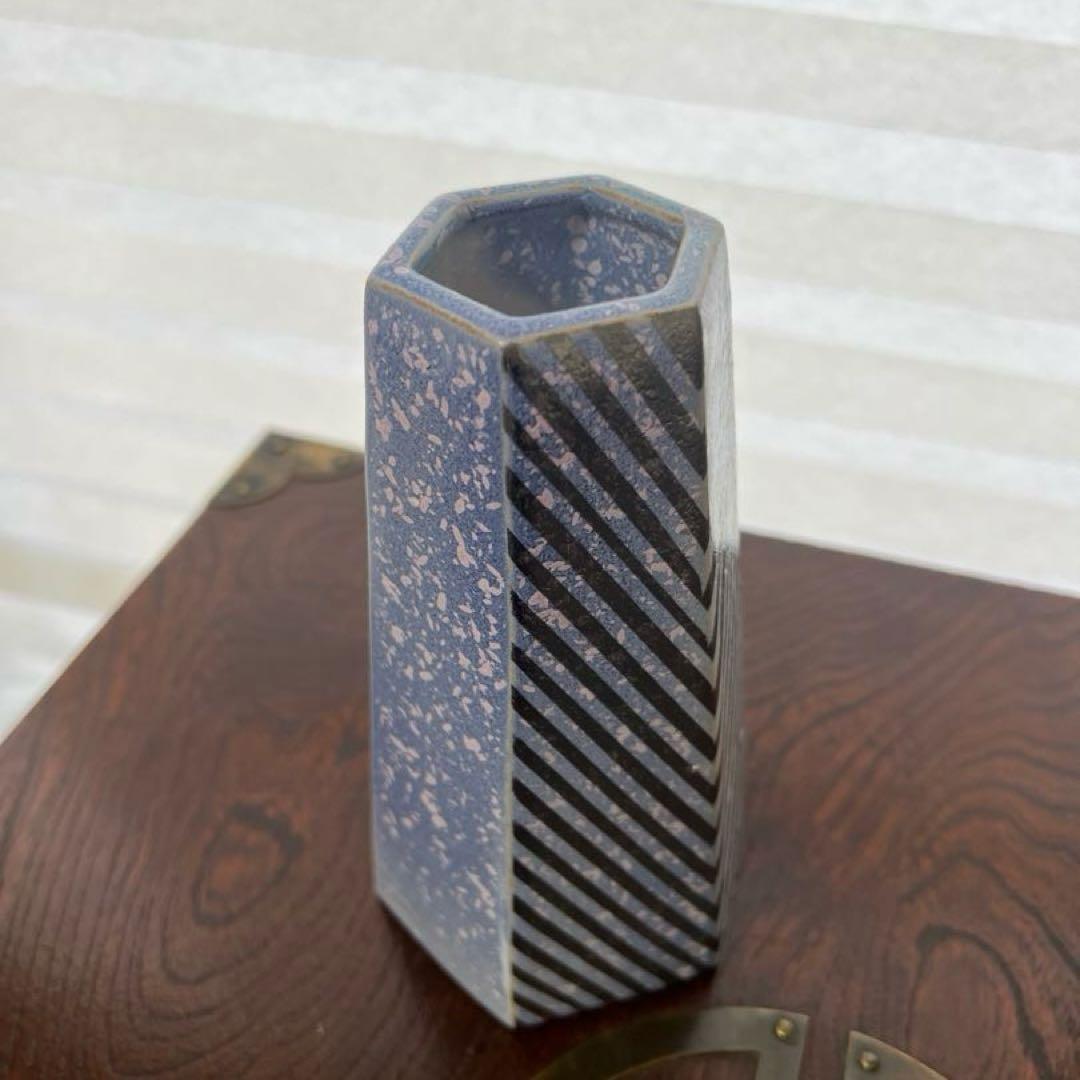 益子焼　作家　瀬戸浩　白結晶釉　六角形花瓶　さくら色×銀ストライプ×青