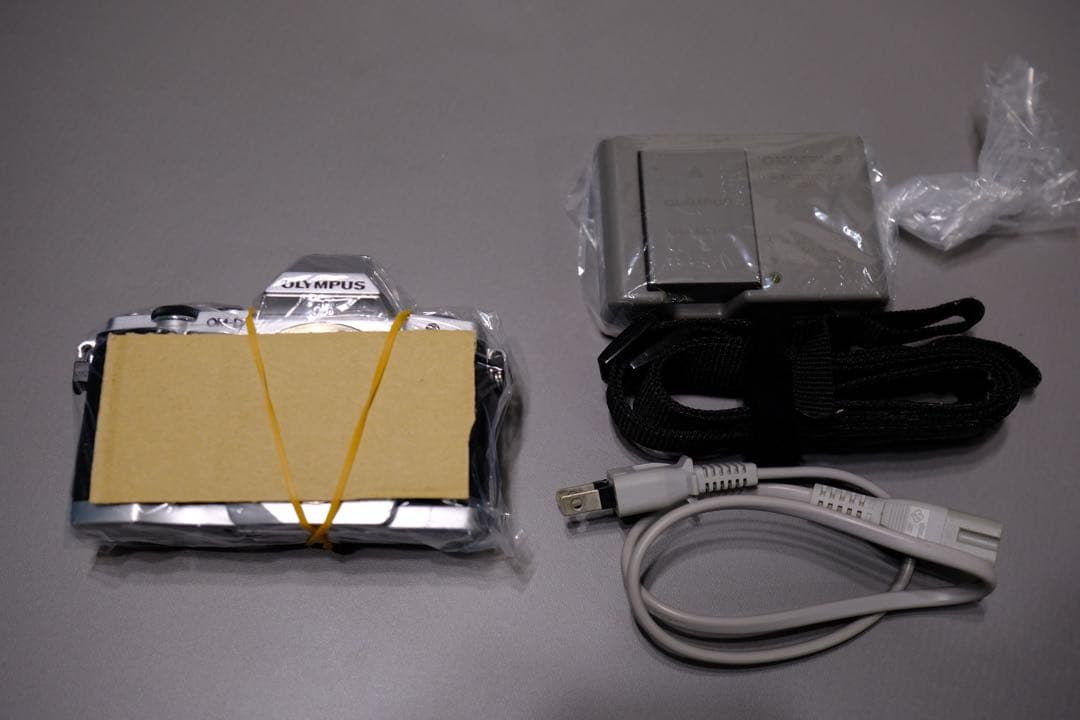 OLYMPUS OM-D E-M5 レンズキット本体と付属品