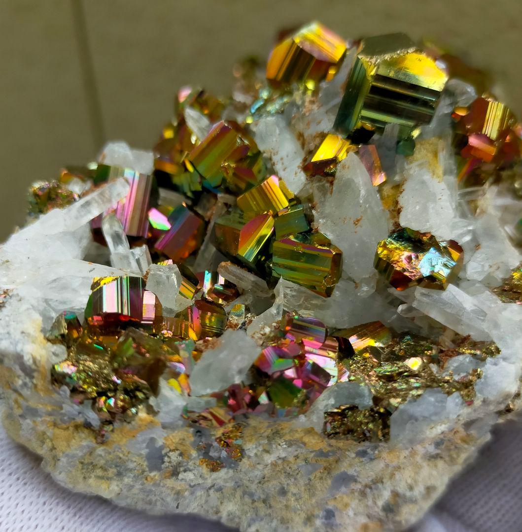 【コレクター向】1kg レインボーパイライト 水晶クラスター 共生 インドネシア