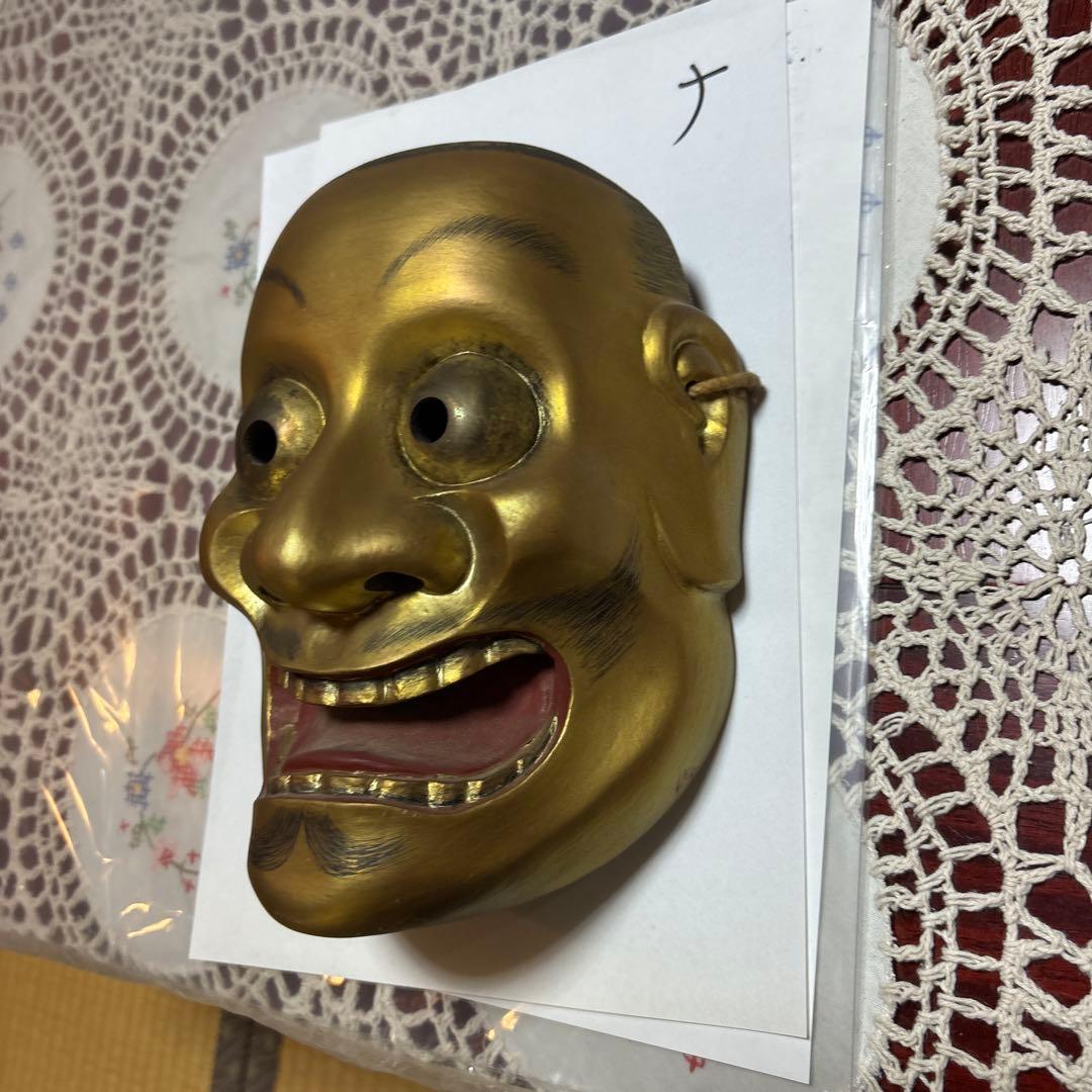 金色の木製能面 笑顔