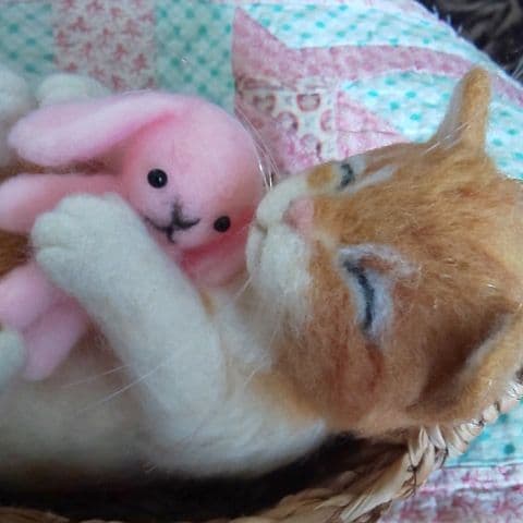 ※sale※羊毛フェルト(ウサギを抱いて寝てる仔猫)