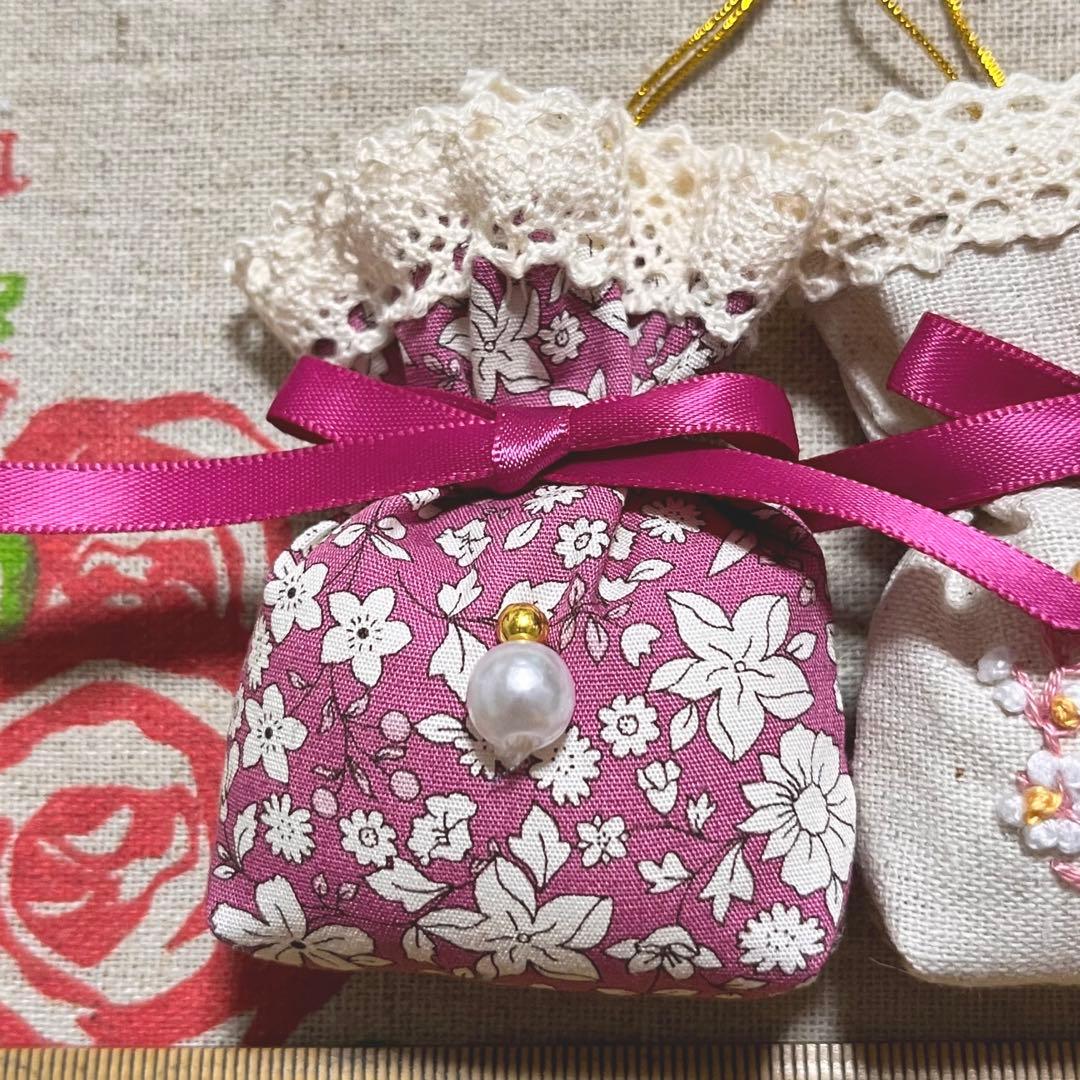 No.2302-45 ミニストラップサシェ（香り袋）2個組 ラズベリーピンク刺繍