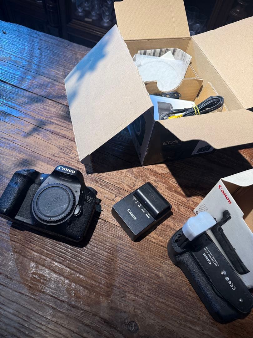 Canon EOS 7D &バッテリーグリップ。バッテリーありメモリーカードなし
