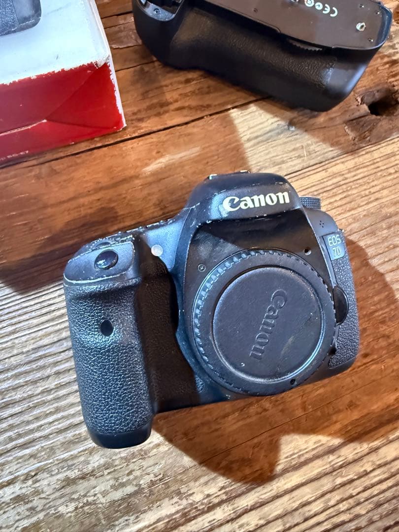 Canon EOS 7D &バッテリーグリップ。バッテリーありメモリーカードなし