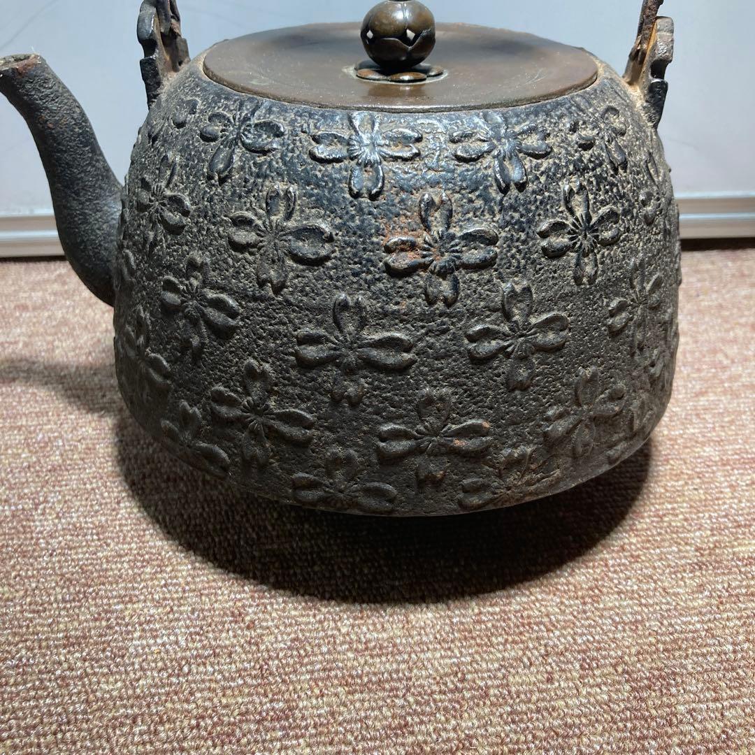 大正期昭和初期晴寿堂花模様鉄瓶