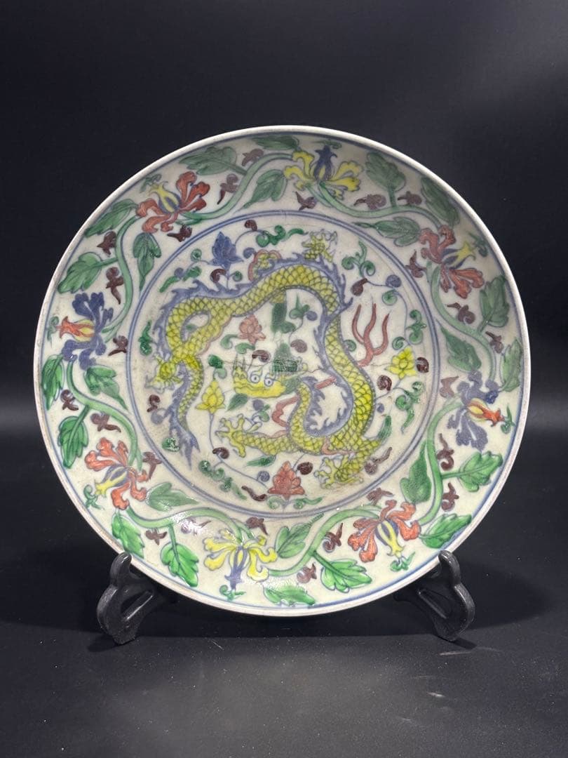 中国　　ドラゴン装飾の陶器皿