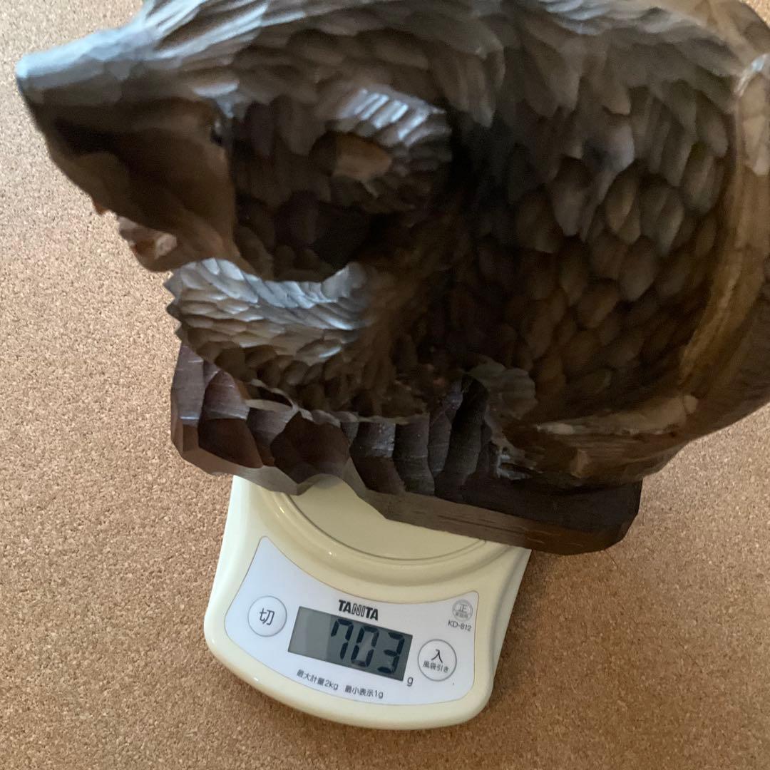 木彫りの熊　ガラス目　鮭背負い