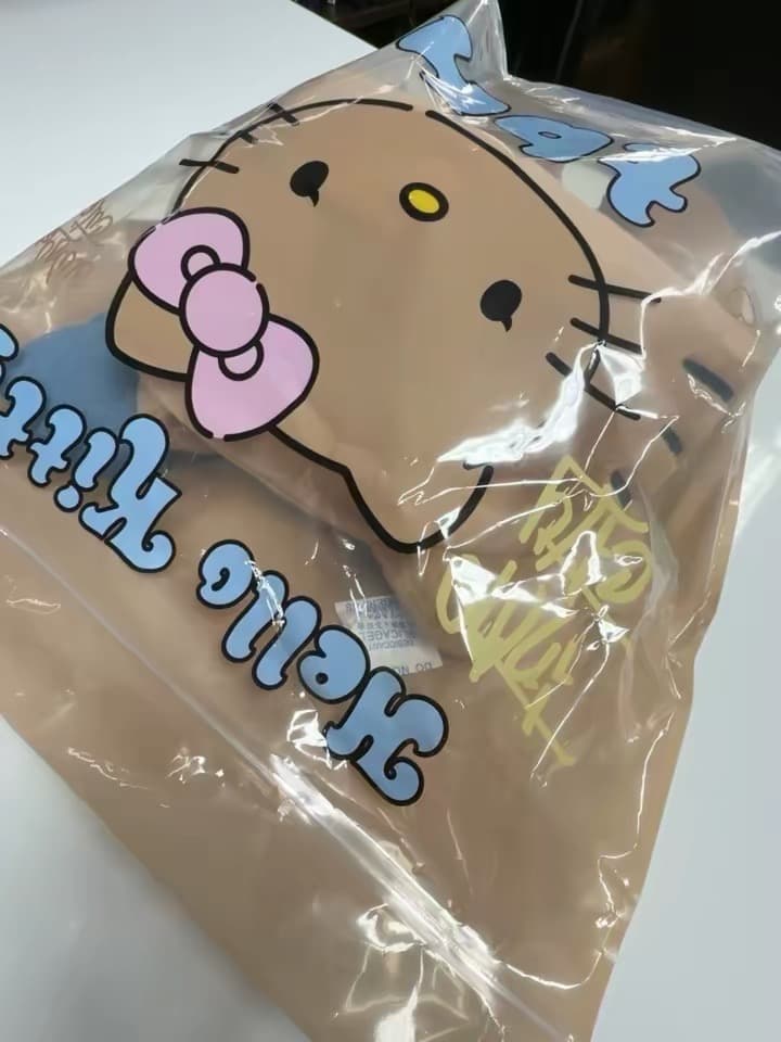海外限定Hello Kitty x TBH ネックピロー　正規品