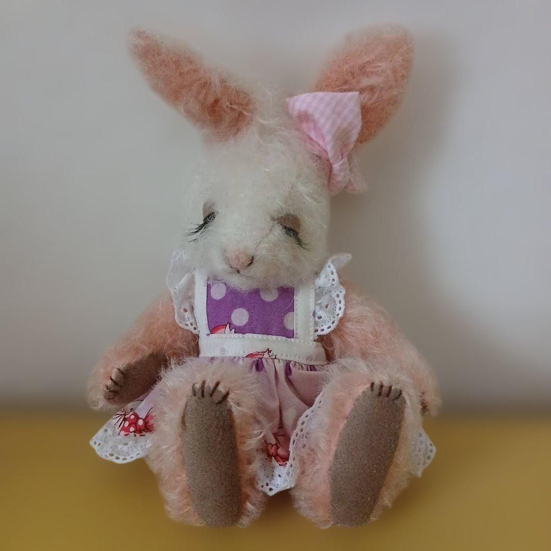 作家様　ウサギ　エプロンドレスのぬいぐるみ