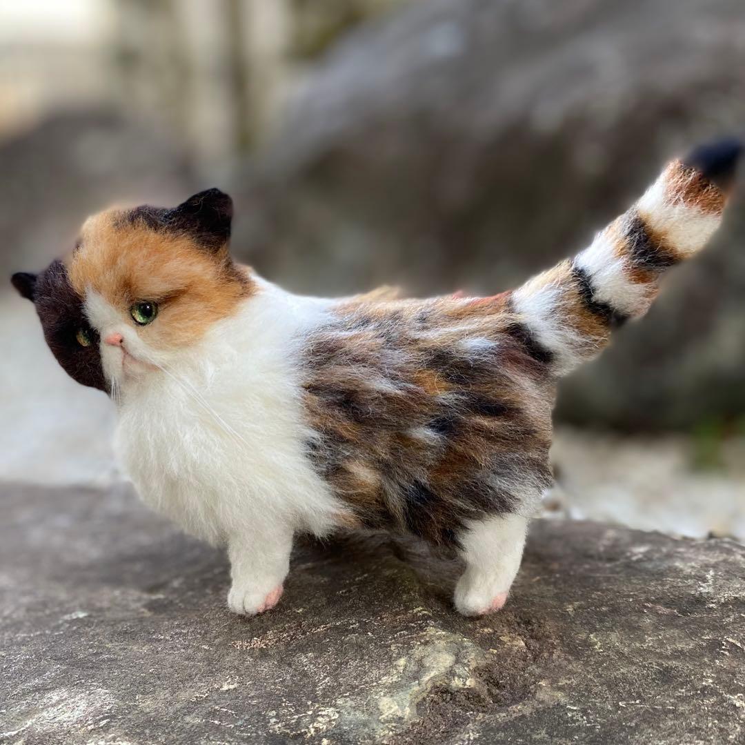 羊毛フェルト猫　全身タイプ　リアル可愛い三毛のエキゾチックショートヘア