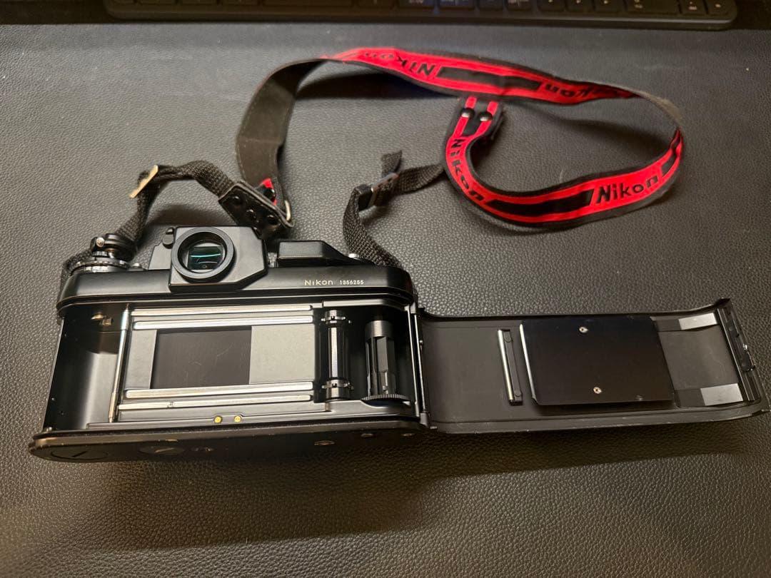 Nikon F3 + ストラップ + 純正レリーズボタン