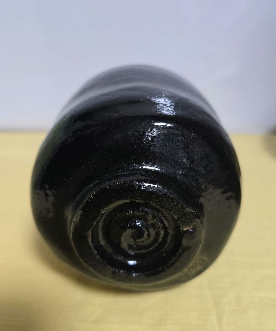 楽焼　黒とベージュのツートンカラー筒茶盌　寒月茶碗　松楽作　黒楽茶碗