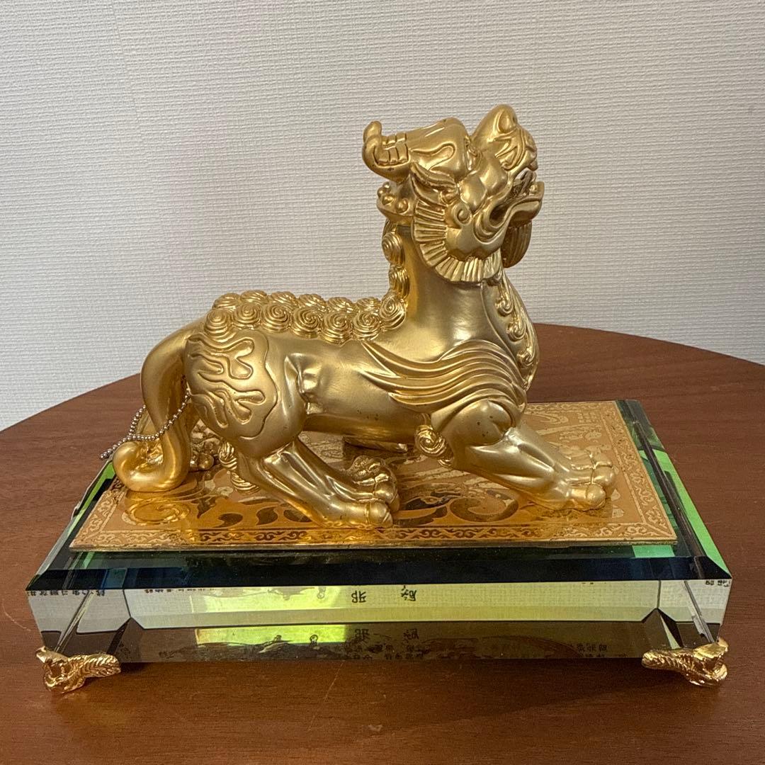 中国工芸貔（ひきゅう）置物 金色瑞獣風水縁 起物 約1.7kg 台座付箱入
