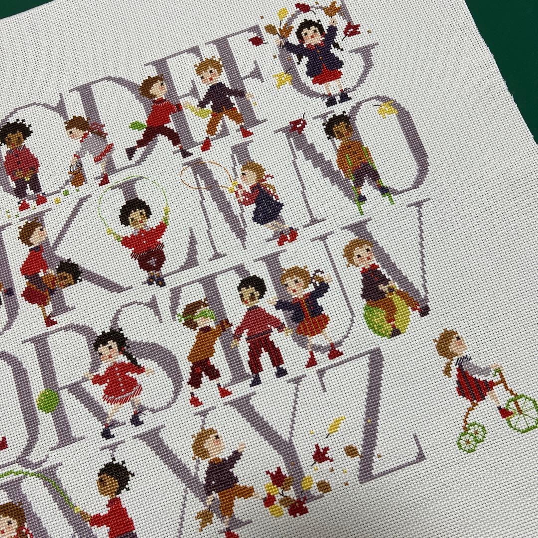 クロスステッチ完成品　サモイロフ　子供たちのABCサンプラー