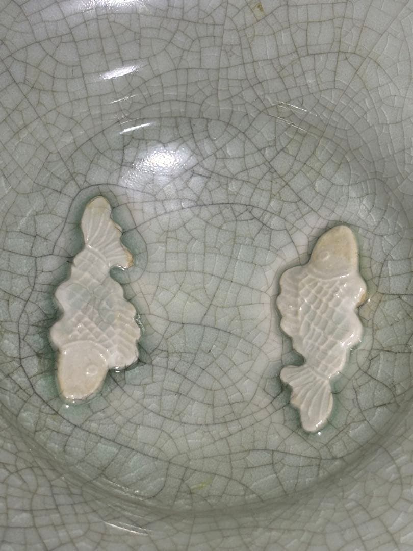 中国　淡い緑色の魚の装飾皿