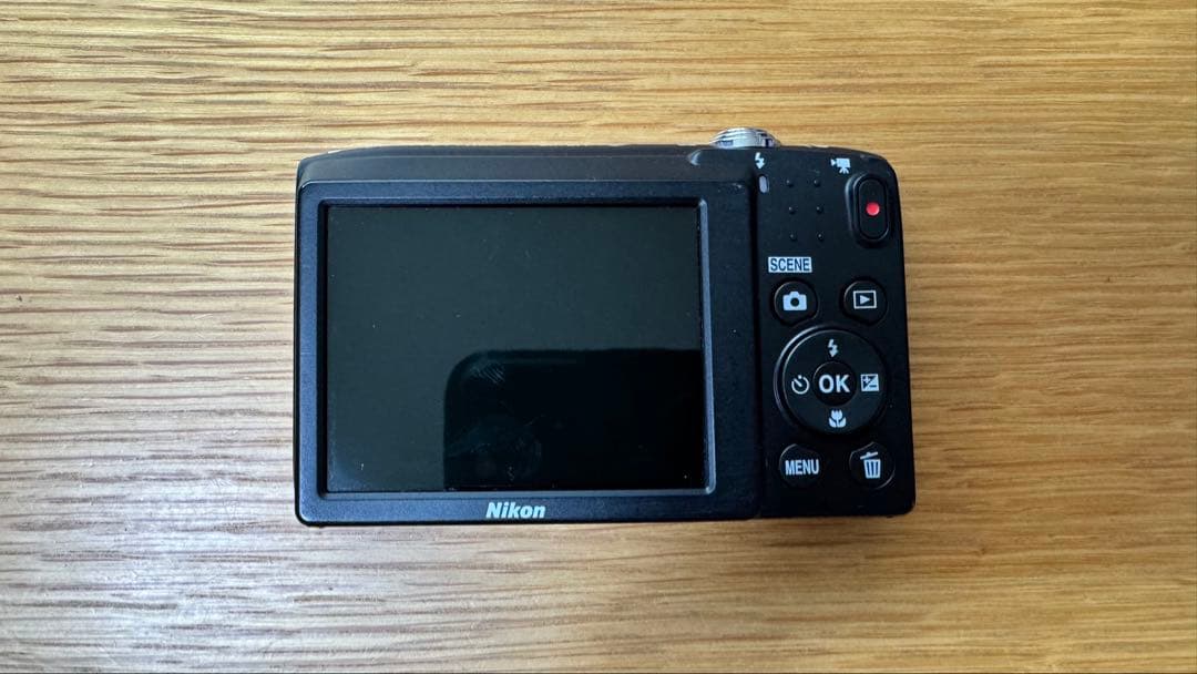 完動品！Nikon COOLPIX A100 シルバー コンパクトデジタルカメラ