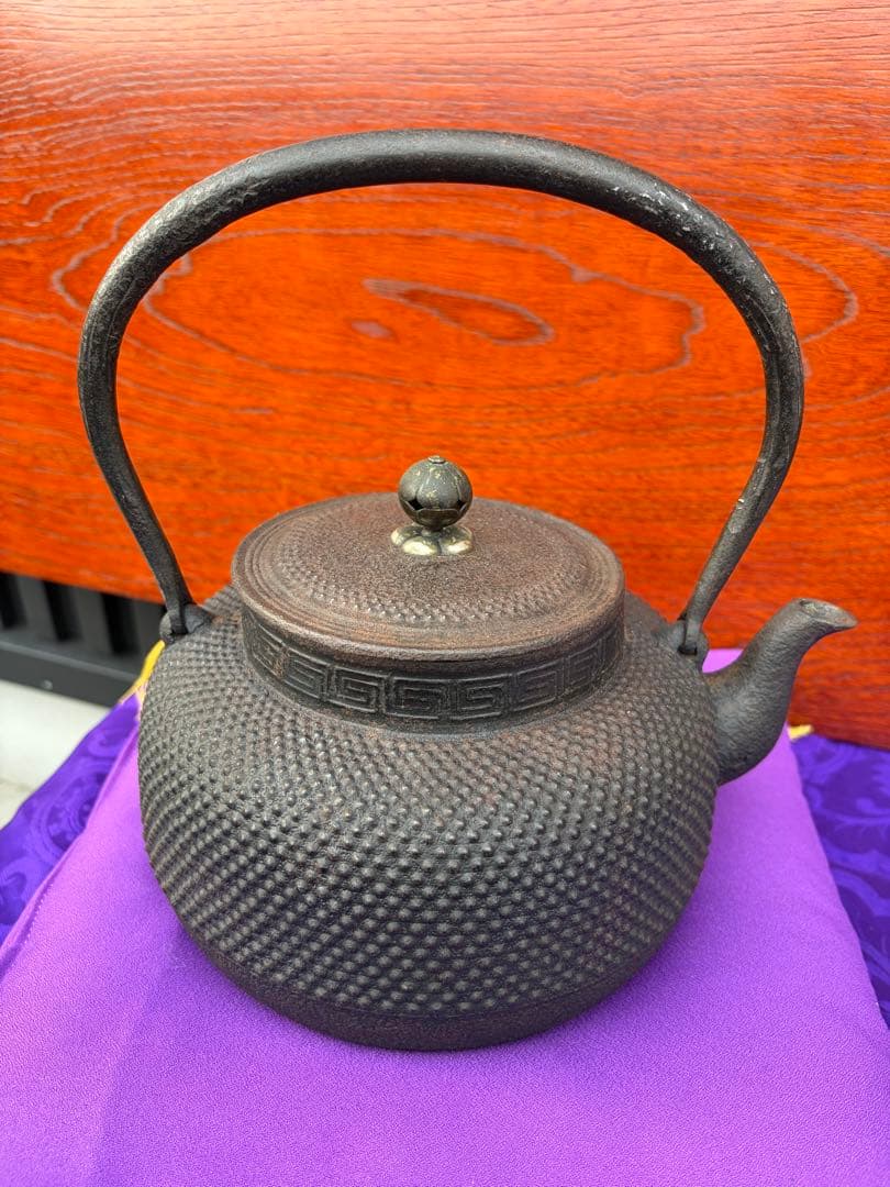 黒色鉄瓶 凹凸模様 取り外し可能な蓋付き