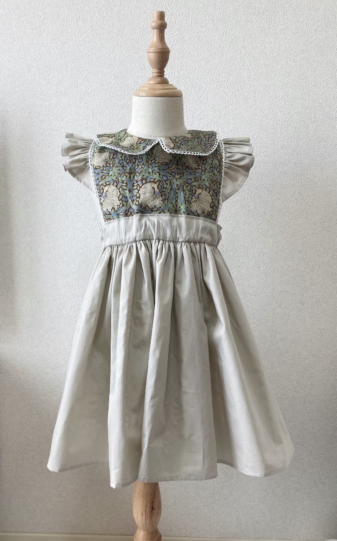 再入荷100サイズ(モリス使用)丸襟×肩フリルエプロンワンピース(ピンパーネル)