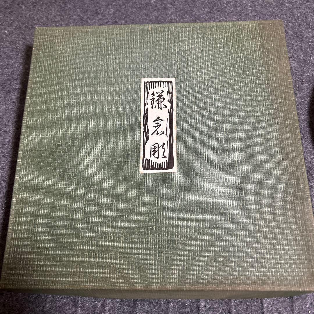 赤い漆器の盆 花の彫刻付き　鎌倉彫