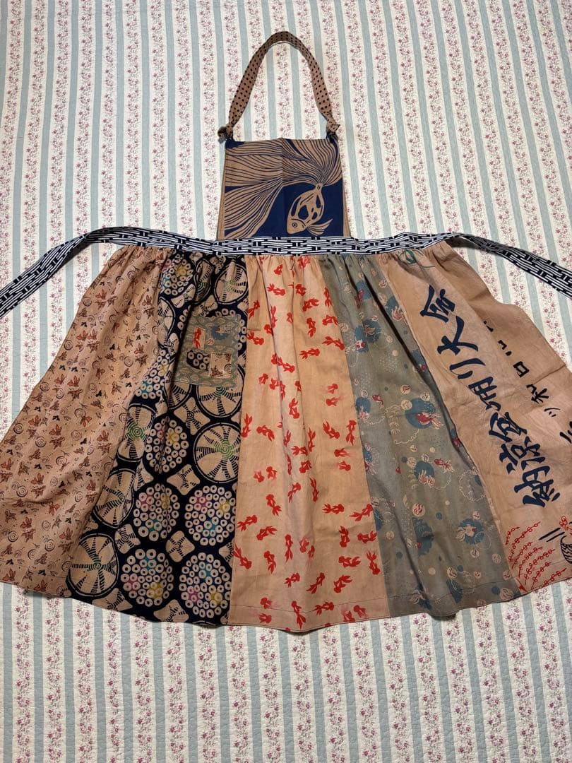1093 胸当てつきエプロン　金魚　手ぬぐい　リメイク　ハンドメイド　着物