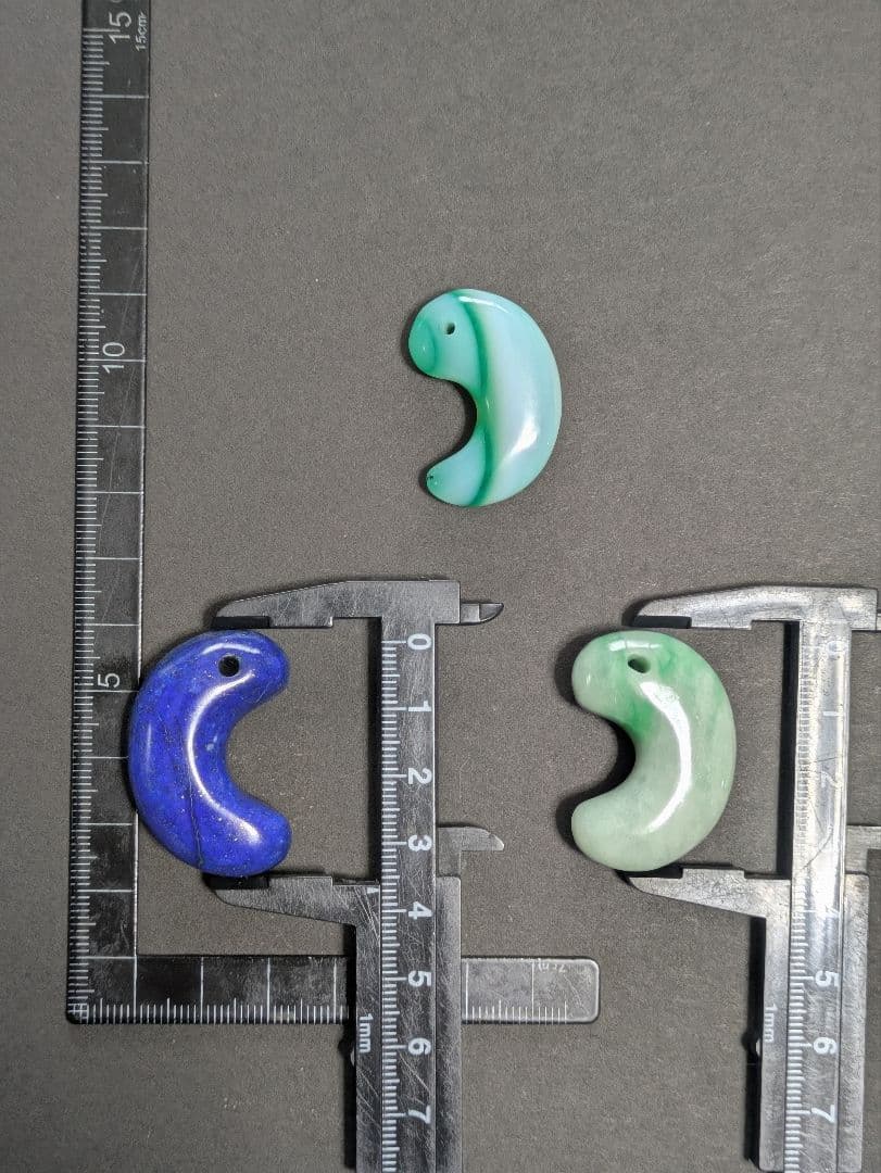 天然石【翡翠、津軽錦石、ラピスラズリ】の【ビッグサイズ勾玉】の ３点セットです。