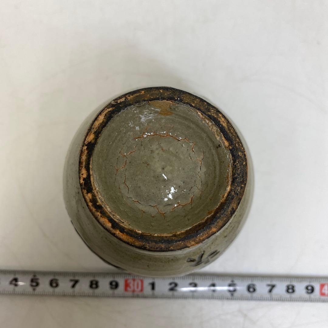 人間国宝　金城次郎　魚文湯呑　高さ約9㎝　東里8-0306①