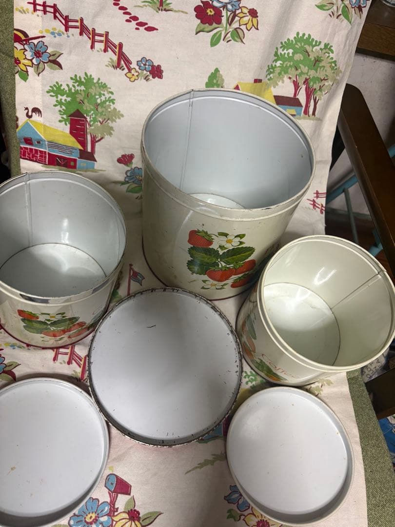 ストロベリー柄のアンティーク缶セット