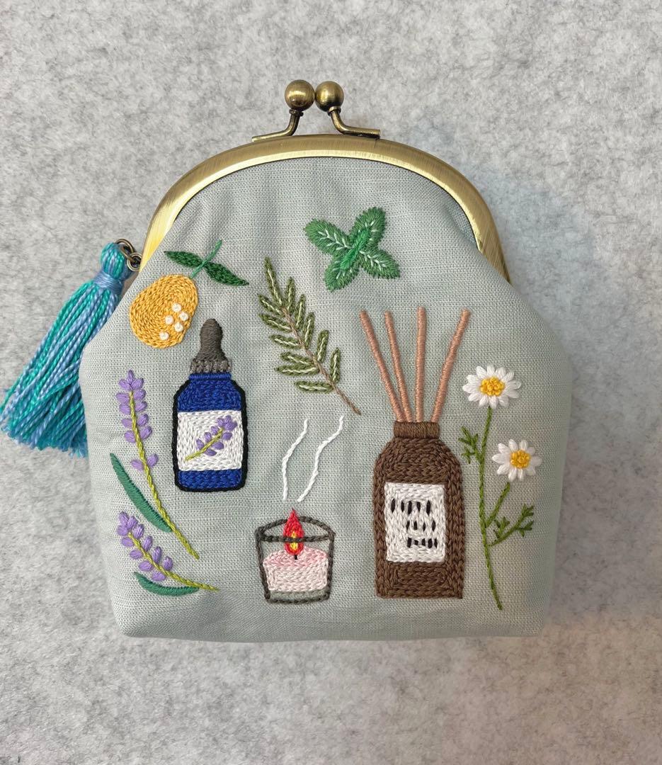 ハンドメイド　手刺繍　がま口ポーチ☆アロマ