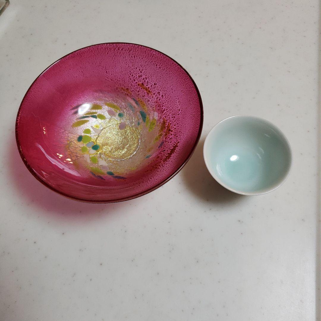 赤い⭐ 美しい透明な ガラスの 器