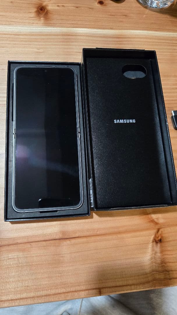 Galaxy Z Flip6 本体 +MAISON KITSUNEケース付き